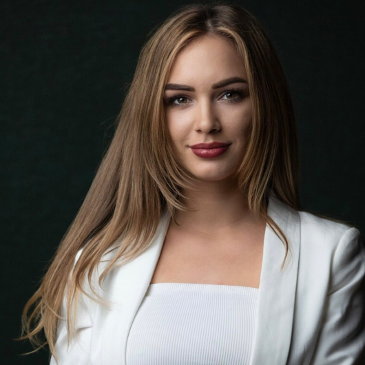 Izsoó Eszter